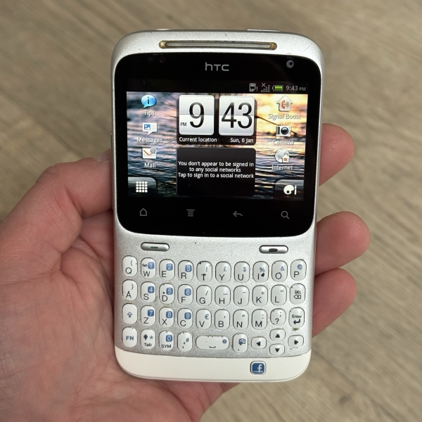 HTC ChaCha weiß entsperrt 3G 512MB 2,6″ 5MP QWERTZ Facebook Android Smartphone