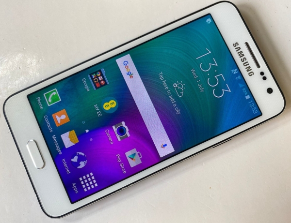 Samsung Galaxy A3 Smartphone ENTSPERRT 4,5″ 16GB Android 4G SM-A300FU