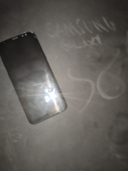 Samsung Galaxy S8 Edge 64GB, schwarz mit kleinem Riss und Einbrand