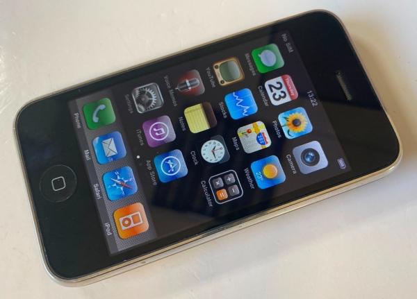 Apple iPhone 3G A1241 Smartphone O2 Tesco Netzwerk 8GB schwarz IOS 3 voll funktionsfähig