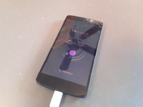 DEFEKT Nexus 5 Smartphone gesprungenes Display muss Power Button fest drücken GdBat