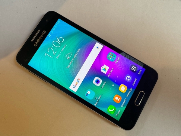 Samsung Galaxy A3 SM-A300FU (entsperrt) 16GB Smartphone