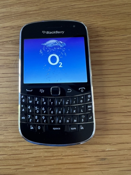 BlackBerry Bold 9900 schwarz 8GB QWERTY 5MP 3G Smartphone mit Karton