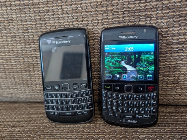 BlackBerry Bold Smartphone Konvolut x2 Handys Ersatzteile Reparatur Retro
