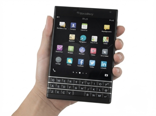 Blackberry Passport Q30 SQW100-3 32GB+3GB QWERTY Keyboard Smartphone Unlocked