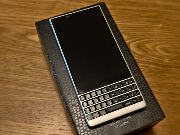 Blackberry Key2 BBF100-8 Smartphone ohne Karton