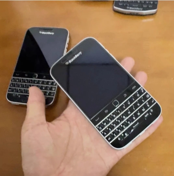 BlackBerry Classic Q20 16GB Keyboard Smartphone