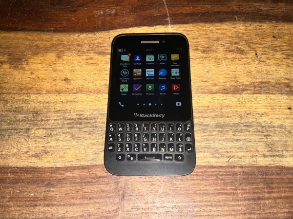BlackBerry Q5 schwarz 8GB 2GB RAM 3,1″ BBOS10 QWERTY Smartphone
