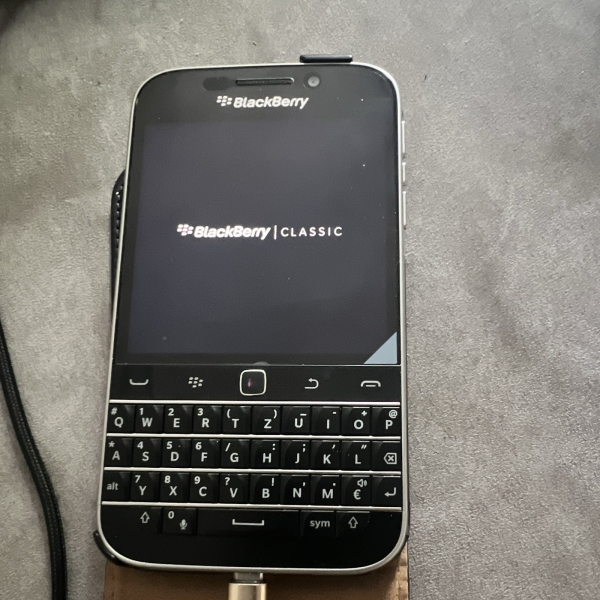 BlackBerry Classic Smartphone, Schwarz, 16 GB, QWERTZ, Flip-Hülle,Zubehörpaket