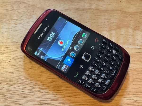 BlackBerry Curve 3G 9300 Smartphone (entsperrt) – Schwarz Rot