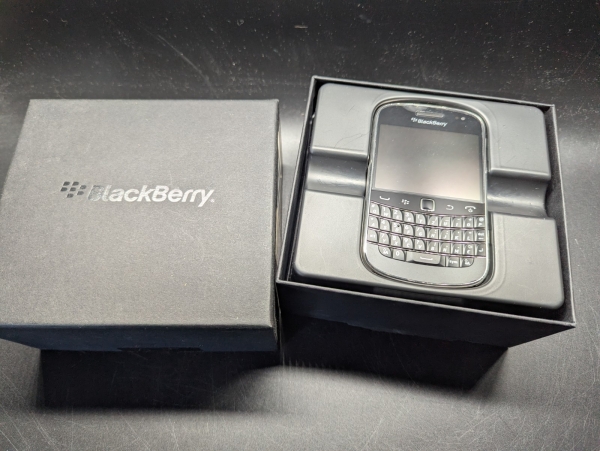 -Neuwertiges- BlackBerry Bold 9900 Unlocked Black 8GB QWERTY Smartphone