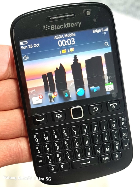 BlackBerry Bold 9720 (entsperrt) 3G Smartphone einwandfreier Zustand mit Ladegerät