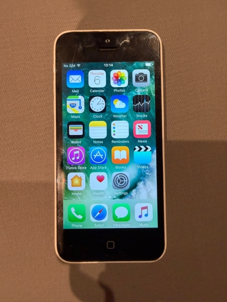Apple iPhone 5c 8GB weiß, guter Zustand, gesperrt nach EE