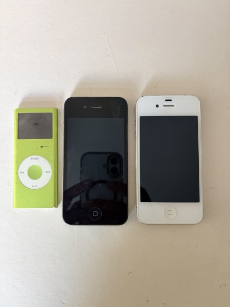Apple iPhone 4 schwarz & weiß + iPod Nano 4GB Bundle ungetestet Ersatzteile oder Reparatur