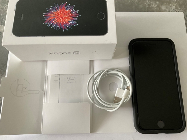 NEUWERTIGES APPLE iPhone SE 5G 4,7″ SMARTPHONE 64GB ENTSPERRT BH 86% mit Otterbox