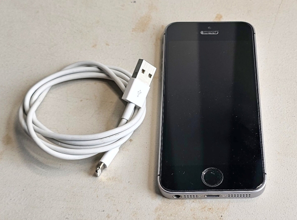 Apple iPhone A1723 32GB Smartphone – Space Grau entsperrt & Ladekabel