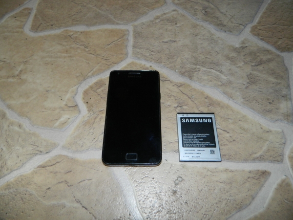 Samsung Galaxy S 2 : Smartphone / Handy – Akzeptabel – ohne Ladekabel