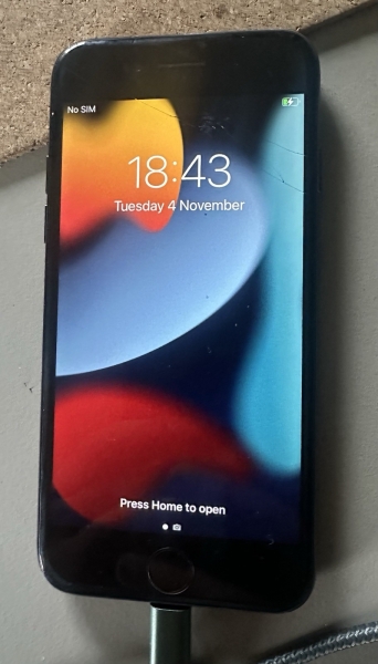Apple iPhone 7 32GB, schwarz, entsperrt, gesprungenes Display