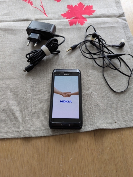 Nokia E7-00 – Communicator – 16GB – Silber Weiss (Ohne Simlock) Smartphone