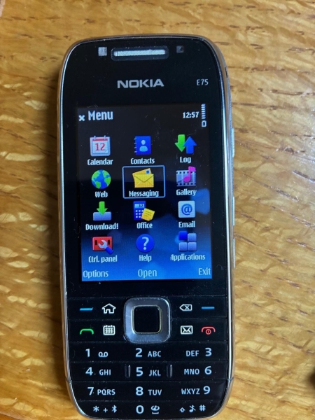 Nokia E75 Smartphone silber/schwarz – funktionstüchtig