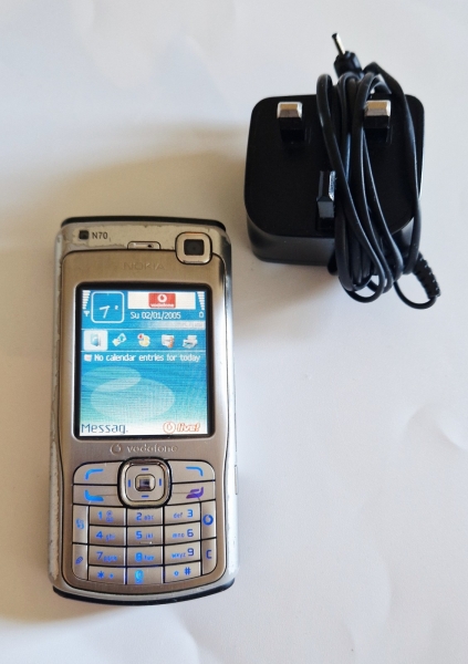 Nokia N70 silber (Vodafone) Symbian Handy Smartphone Radio Bluetooth und Ladegerät