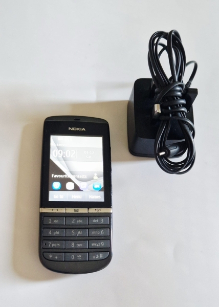 Nokia Asha 300 Smartphone (EE Network) – Graphite in gutem Zustand mit Ladegerät
