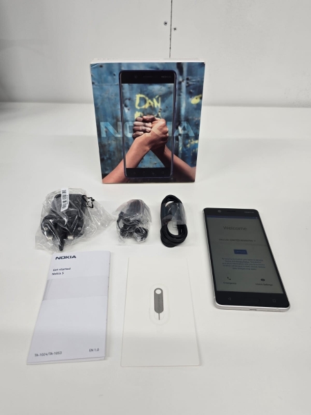 Nokia 5 (Modell TA-1024) Handy & Box & Zubehörpaket guter Zustand