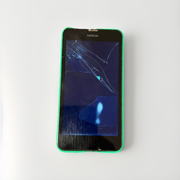 Nokia Lumia 630 grün – Ersatzteile & Reparaturen – Displaybruch – ohne SIM-Tray