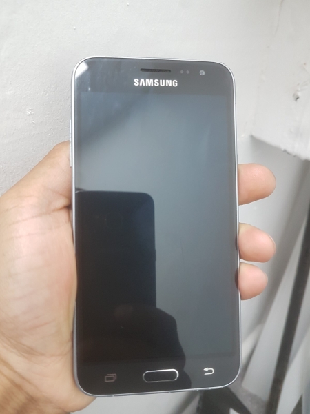 Samsung Galaxy J3 2016 – 8GB – 4G – schwarzes (entsperrt) Smartphone Bildschirm brennt