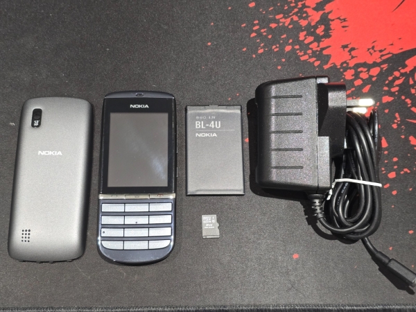 Nokia Asha 300 – Graphite (Entsperrt) RM-781 + 8GB Micro SD Karte