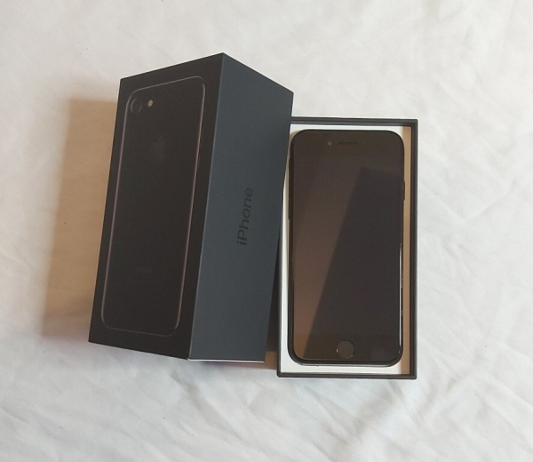 Apple iPhone 7 (128GB) entsperrt (voller Inhalt verpackt) schwarz Smartphone UVP 199£