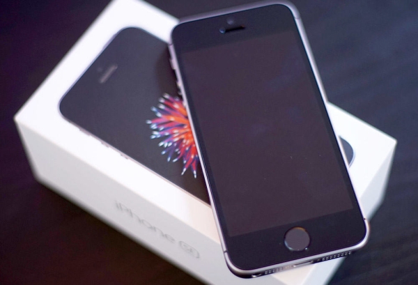 Apple iPhone SE 32GB 4G entsperrt iOS Smartphone + Apple OVP Zubehör