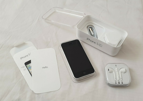 Apple iPhone 5c Originalverpackter Inhalt (Vodafone) 16GB iOS Smartphone in weiß, war 185£