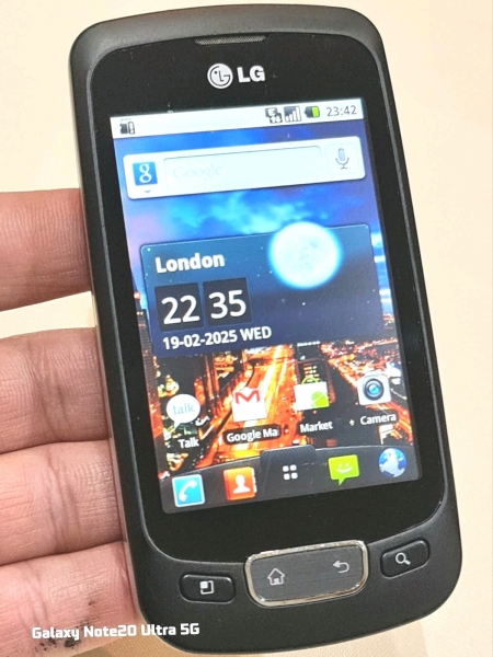 LG Optimus P500 (entsperrt) 3G Smartphone einwandfreier Zustand mit Ladegerät
