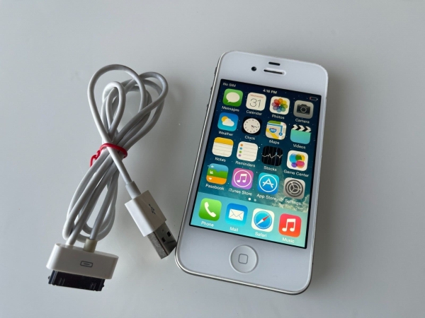 Apple iPhone 4 – 8GB – White (Unlocked) A1349 (CDMA)