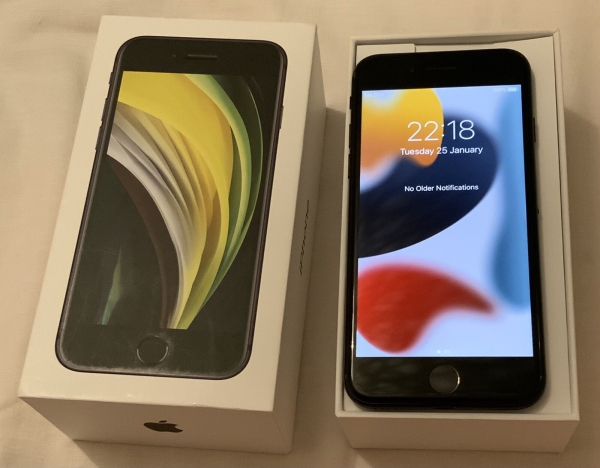 Apple iPhone SE 2020 Zweite Generation 64GB Schwarz Entsperrt Top Zustand FWO