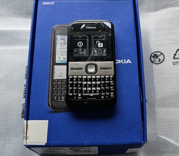 Brandneu Nokia E5-00 Smartphone (T-Mobile) – silber & schwarz