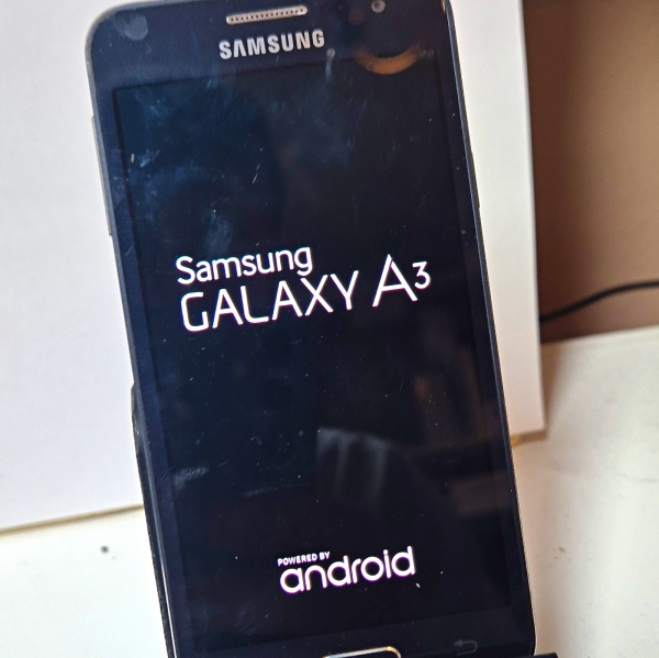 Samsung Galaxy A3 Android Smartphone 16GB Schwarz Candy Bar Modell