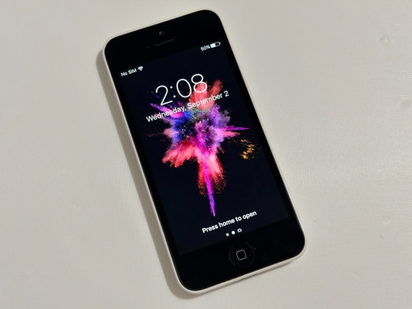 Apple iPhone 5c – 8 GB – White (Network Lock Rogers & Chatr) (CA) Good Condition