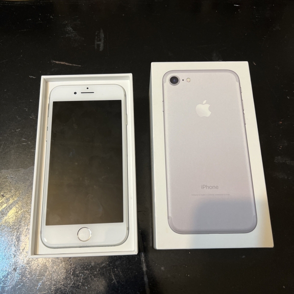 Apple iPhone 7 – 32GB – Silber (Entsperrt), FAST PERFEKTER ZUSTAND