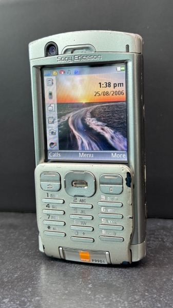 Sony Ericsson P990i Retro Handy – Silber (Orange)