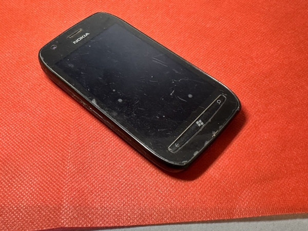 Defektes Nokia Lumia 710 – Schwarz Smartphone