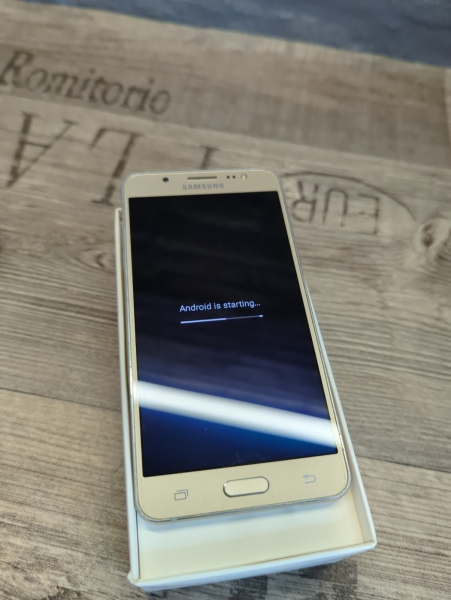 Samsung Galaxy J5 2016 16GB Gold Smartphones Entsperrt Guter Zustand