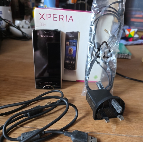 Sony Ericsson Xperia Ray Smartphone schwarz sehr guter Zustand mit Ohrhörern & Box