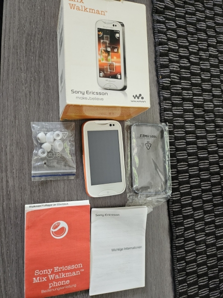 Sony Ericsson  Handy Mit Walkman WT13i – Orange – Telefon Smartphone Vintage OVP