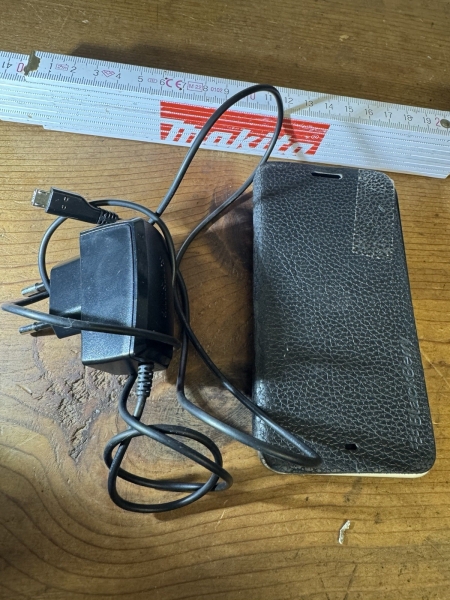 Blackberry Z30 Smartphone mit Samsung Ladekabel Als Defekt Bastler Ersatzteil