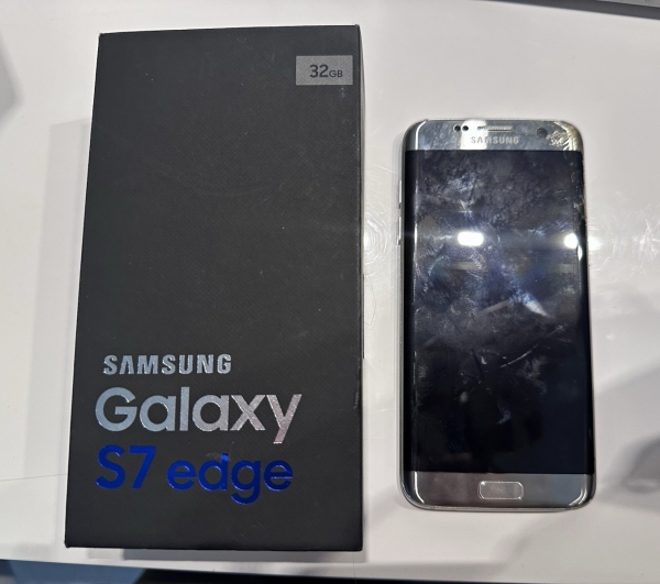 Samsung Galaxy S7 edge Smartphone 32GB Silber SM-G935F ohne Simlock