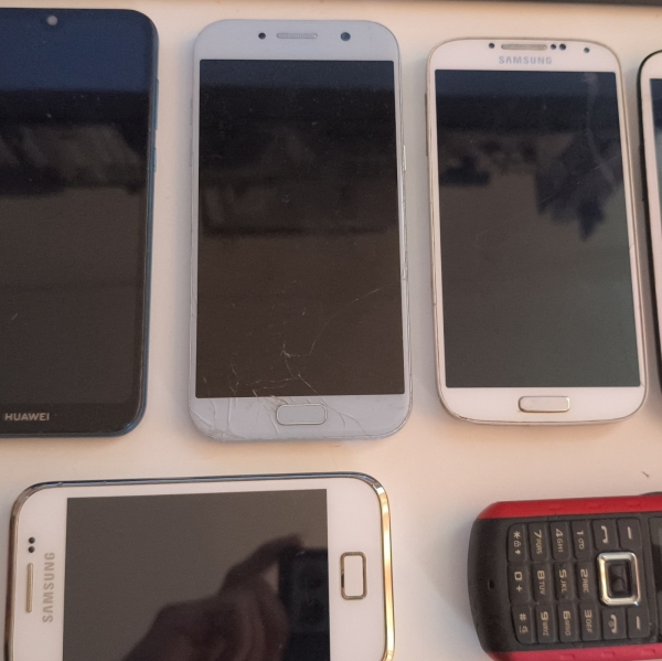 Samsung Smartphone Handy Konvolut Weiß/Blau/Rot 6,5 MB Als Ersatzteil/defekt