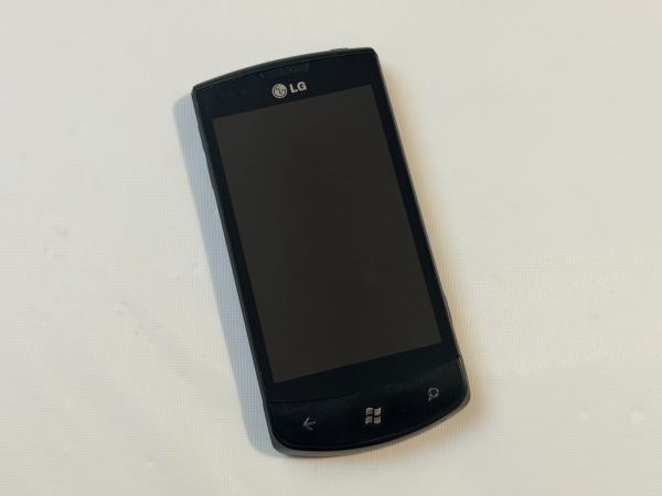 LG Optimus 7 (LG-E900H) 16GB Black Telus Locked Windows Phone 7.8 3G Smartphone