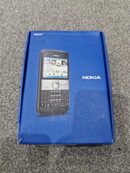 Nokia E5-00 Carbon Black Smartphone Top Zustand mit Originalkarton